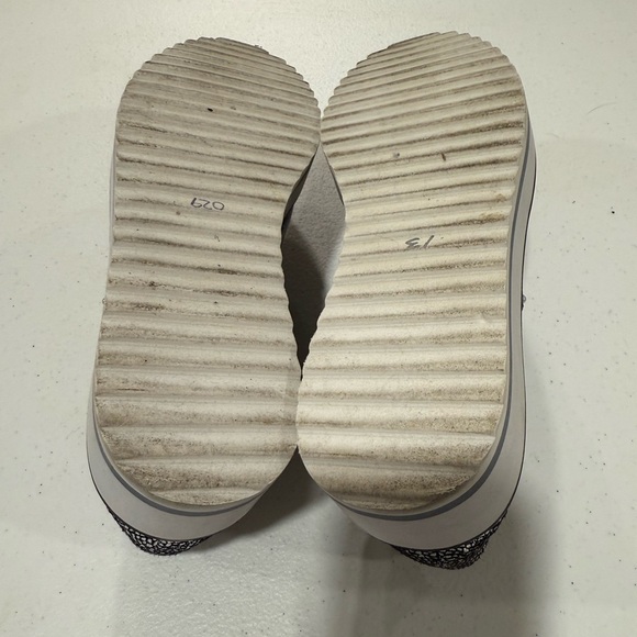 Betsey Johnson Black Iridescent Shoes with Pink Heart - Picture 12 of 13